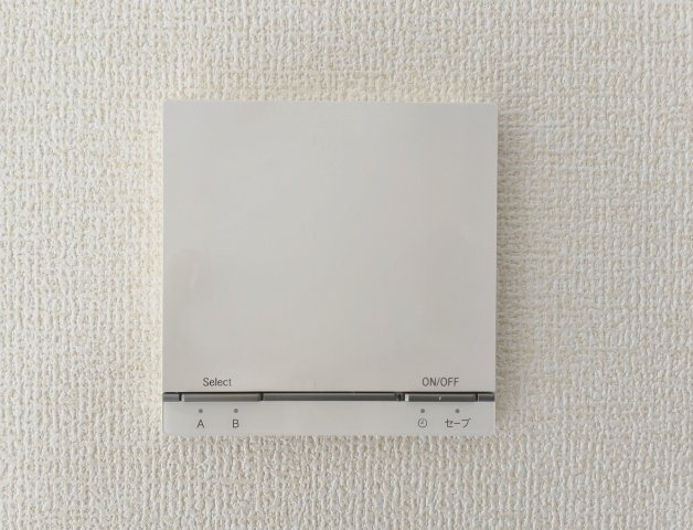 練馬区貫井4丁目 限定1棟の居間・リビング|空気を汚さずに足元から暖かい床暖房が標準装備です 小さなお子様にも安心の暖房設備です