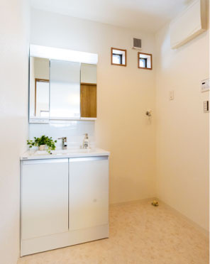 高槻市東五百住町２丁目の売地のその他|【施工例】ミラーキャビネットの洗面化粧台！メイク用品や洗顔小物なども隠して収納！生活感が出にくい♪
