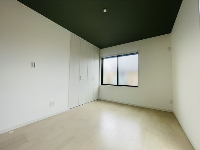 高槻市東五百住町２丁目の売地のその他|【施工例】アクセントクロスがオシャレなお部屋！お好みのカラーでお客様だけの個性が光るお部屋に！