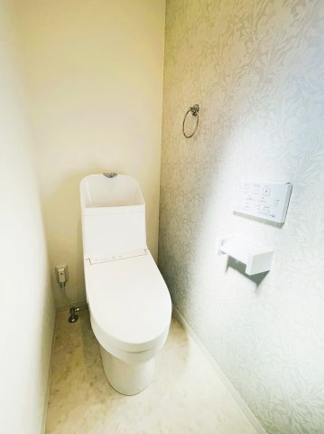 高槻市東五百住町２丁目の売地のその他|【施工例】壁リモコンで両サイドがスッキリ。多彩な機能付で清潔なトイレ空間に♪
アクセントクロスがオシャレなトイレに♪