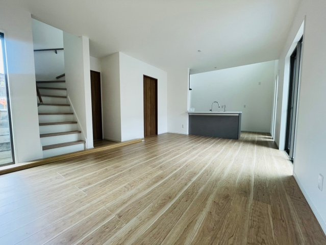 高槻市東五百住町２丁目の売地のその他|【施工例】「吹抜を設けたい…」など理想の間取りをお聞かせください♪ご家族との繋がりを重視したリビング階段！「ただいま」「おかえり」の声がいつも聞こえてパパママ安心♪