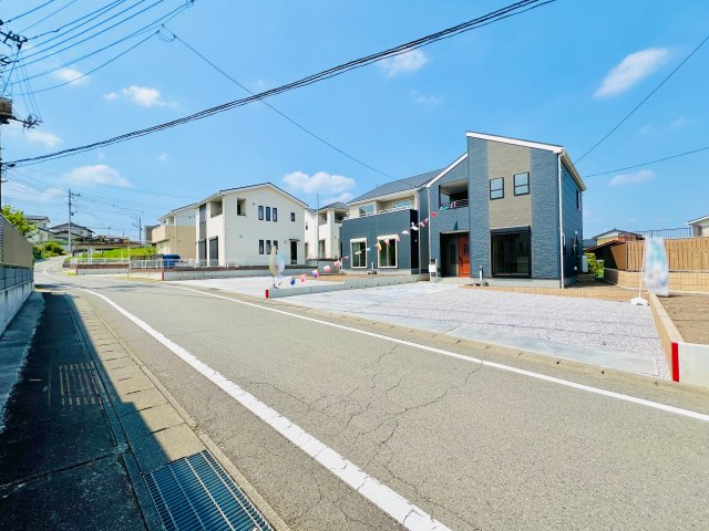 安中高別当の前面道路含む現地写真|駐車スペースを確保しながらお庭のスペースも◎