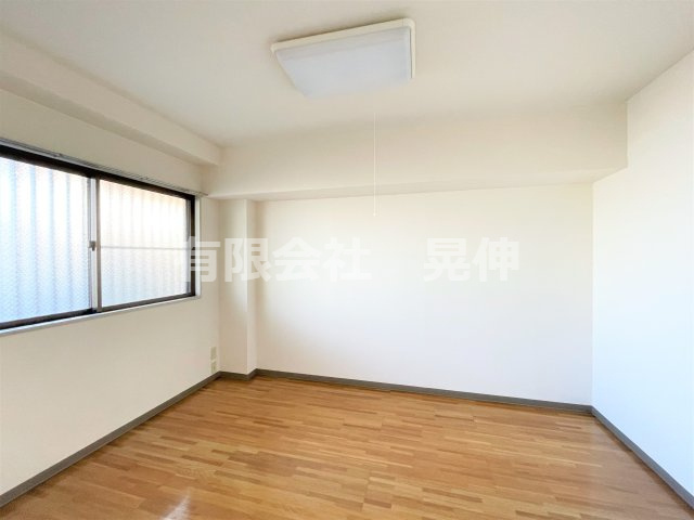 セルアーモ栄井の洋室