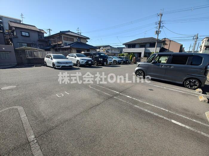 ラパン久宝寺A棟の駐車場