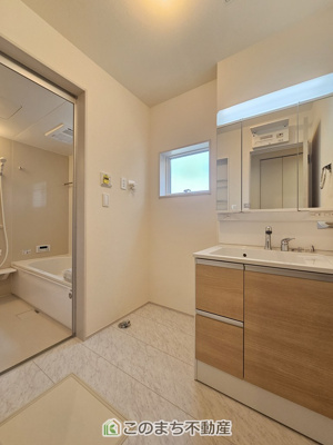 【洗面所】 | LiveleGarden.S第5小山西城南　1号棟 | シャンプードレッサーで朝の身支度♪伸びるホースでお掃除も簡単清潔です！