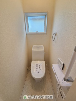 【トイレ】 | LiveleGarden.S第5小山西城南　1号棟 | 小窓から換気ができて清潔なトイレスペース☆