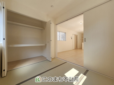 【和室】 | LiveleGarden.S第5小山西城南　1号棟 | お子様のお昼寝にも便利な和室です。大きな窓から暖かな日差しが差し込みます♪