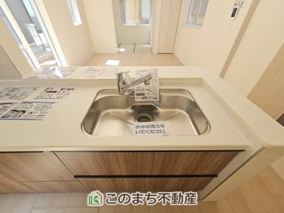 【内装】 | LiveleGarden.S第5小山西城南　1号棟 | ビルトイン型浄水器を内蔵したキッチン水栓。お米を研いだり、野菜を洗ったりするときなど用途に応じてワンタッチで浄水に切り替えが可能です。カートリッジ式なので、フィルターを簡単に交換する事が出来ます。