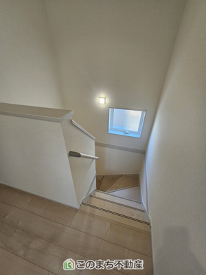 【設備】 | LiveleGarden.S第5小山西城南　1号棟 | 手すり付きで小さなお子様にも安心の階段スペースです☆