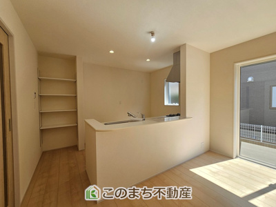 【キッチン】 | LiveleGarden.S第5小山西城南　1号棟 | お洒落なホワイト天板のペニンシュラキッチンを採用しております。
浄水器内蔵の水栓です♪