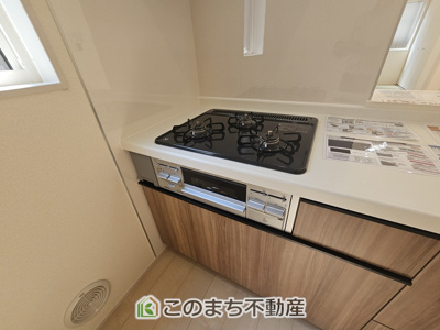 【キッチン】 | LiveleGarden.S第5小山西城南　1号棟 | 三ツ口コンロ採用で、同時調理もスムーズ◎！お料理を並べられるカウンター付きで、配膳・片付けをサポート！リビングで過ごすご家族とコミュニケーションを楽しみながら作業可能です♪