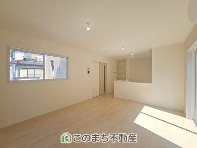 【居間・リビング】 | LiveleGarden.S第5小山西城南　1号棟 | 開放感のある広々としたリビング☆家族みんなでゆったりくつろげます♪
南側から暖かな日差しが差し込みます♪キッチンからリビングの様子がよく見渡せます☆