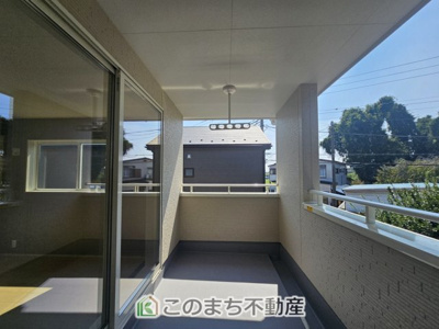 【バルコニー】 | LiveleGarden.S第5小山西城南　1号棟 | 南向きの大型バルコニーは陽当り良好で、たっぷりのお洗濯物もよく乾きます！
さらにインナーバルコニーなので雨の日でも安心してお出かけできますね♪