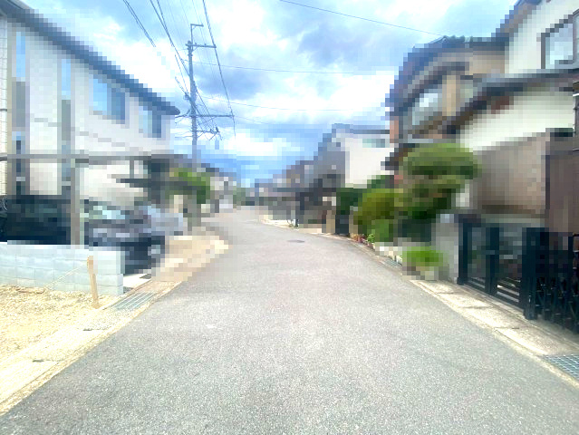 【価格改定】長岡京市今里川原の前面道路含む現地写真|前道：約6ｍ！お車の駐車も安心の広さです♪