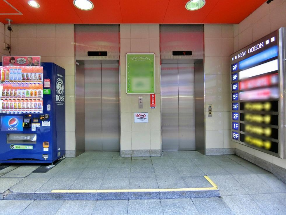 ニューオデオンビルのエントランス
