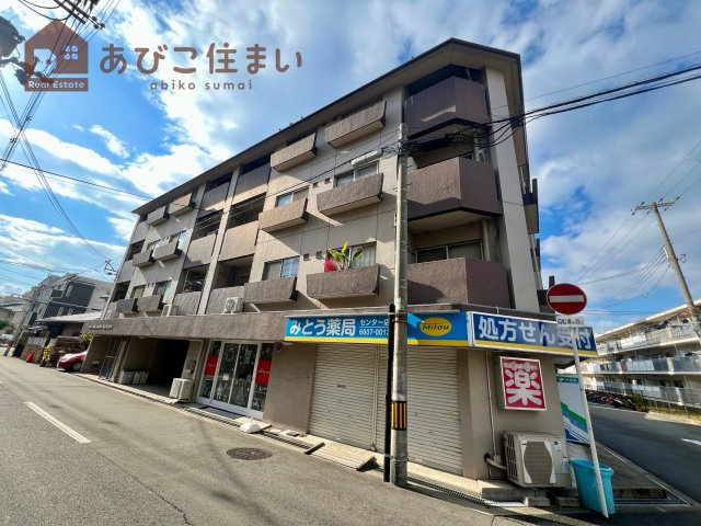長居岡本マンションの外観