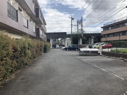 サンアベニュー師岡の駐車場