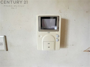 訪問者が来たときにテレビ画面で確認できるため、安心してドアを開けられます。録画機能があるものもあり、留守中に来訪者を記録しておくことができます。利便性が高く、セキュリティ面でも安心です
