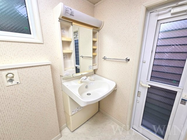 上伝馬町貸家の独立洗面台