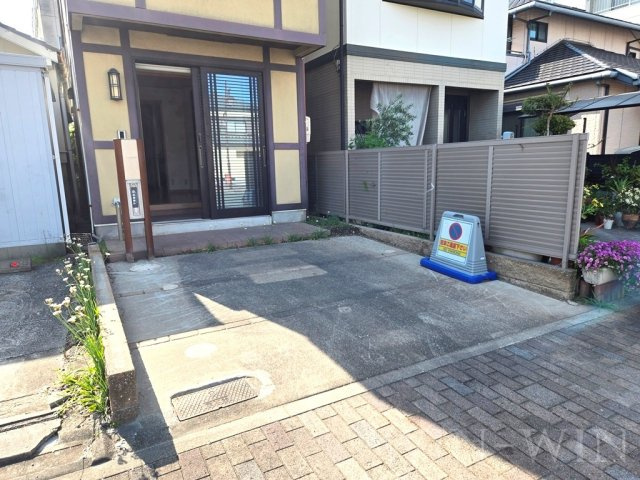 上伝馬町貸家の駐車場