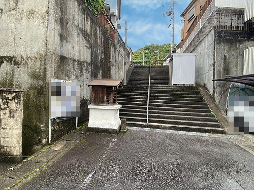 衣笠西開キ町 中古戸建の前面道路含む現地写真