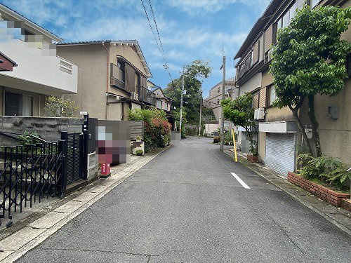衣笠西開キ町 中古戸建の前面道路含む現地写真
