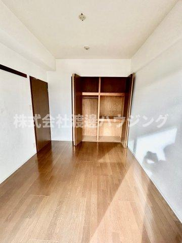 ハルフィー江坂の寝室