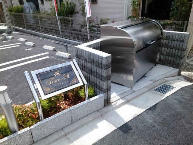 フィオーレ・エムの駐車場