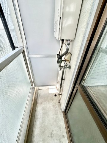 メゾン江坂EASTのバルコニー|洗濯機置場