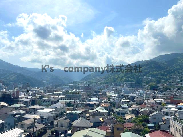 ■足柄下郡湯河原町中央1丁目　湯河原ロイヤルハイツA棟の展望|バルコニーから北側を見ると自然豊かな山々の眺望を楽しむことができます♪