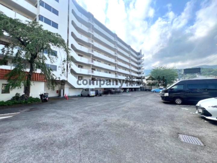 ■足柄下郡湯河原町中央1丁目　湯河原ロイヤルハイツA棟の駐車場|広い平置きの駐車スペース◇