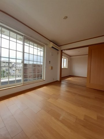 メルヴェイユ　　 刈谷市近郊の賃貸はクラスホームの居間・リビング|内装は落ち着いています