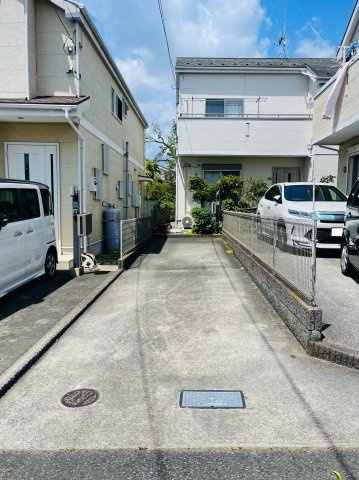 あきる野市草花　中古戸建の駐車場|縦列で２台可能です！(車種による)