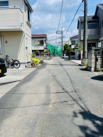 あきる野市草花　中古戸建の前面道路含む現地写真