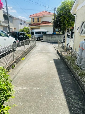 あきる野市草花　中古戸建の前面道路含む現地写真