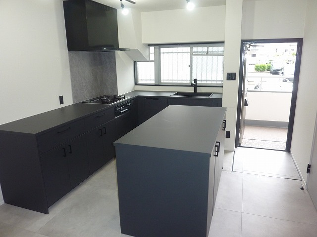 【キッチン】 | ローレルハイツ南福岡2号棟 | スタイリッシュなL型キッチン。調理台にも使える収納もあります。