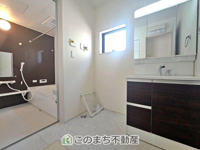 【洗面所】 | LiveleGarden.S第5小山西城南　2号棟 | シャンプードレッサーで朝の身支度♪伸びるホースでお掃除も簡単清潔です！