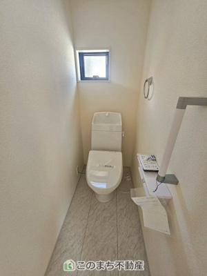 【トイレ】 | LiveleGarden.S第5小山西城南　2号棟 | 小窓から換気ができて清潔なトイレスペース☆