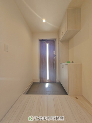 【玄関】 | LiveleGarden.S第5小山西城南　2号棟 | 広々とした玄関スペース♪たくさんの靴を収納できる下駄箱もございます。