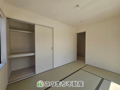 【和室】 | LiveleGarden.S第5小山西城南　2号棟 | お子様のお昼寝にも便利な和室です。大きな窓から暖かな日差しが差し込みます♪