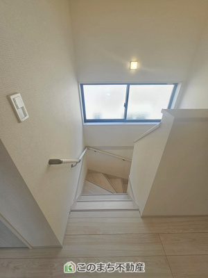 【内装】 | LiveleGarden.S第5小山西城南　2号棟 | 手すり付きで小さなお子様にも安心の階段スペースです☆