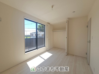 【洋室】 | LiveleGarden.S第5小山西城南　2号棟 | 洋室はお手入れのしやすいフローリング仕様です。普段はフロアモップなどを使って、簡単にお掃除していただけます◎