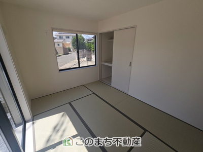 【和室】 | LiveleGarden.S第5小山西城南　2号棟 | お子様のお昼寝にも便利な和室です。大きな窓から暖かな日差しが差し込みます♪