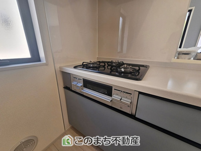 【キッチン】 | LiveleGarden.S第5小山西城南　2号棟 | 三ツ口コンロ採用で、同時調理もスムーズ◎！お料理を並べられるカウンター付きで、配膳・片付けをサポート！リビングで過ごすご家族とコミュニケーションを楽しみながら作業可能です♪