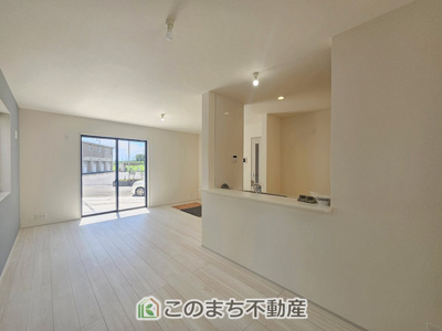 【居間・リビング】 | LiveleGarden.S第5小山西城南　2号棟 | 開放感のある広々としたリビング☆家族みんなでゆったりくつろげます♪
南側から暖かな日差しが差し込みます♪キッチンからリビングの様子がよく見渡せます☆