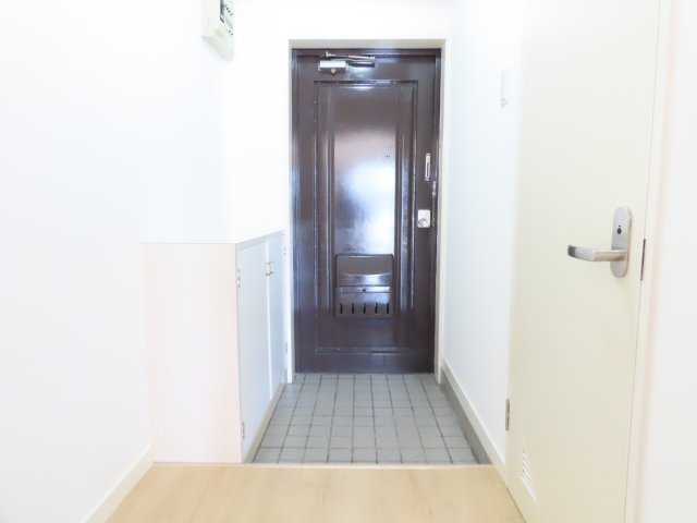 岡西ビルの玄関