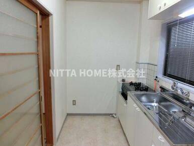 平山ハイツのキッチン|２口コンロのキッチンがついています◇