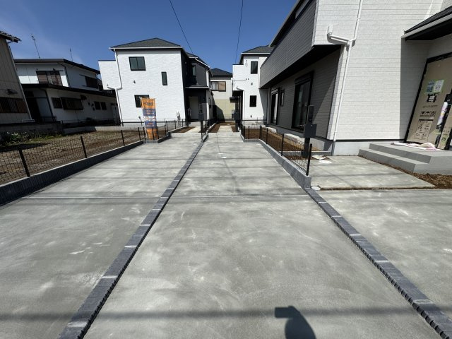 松戸市松飛台新築戸建【松飛台第二小学校：7分】の駐車場|A号棟駐車スペース・縦列２台駐車可