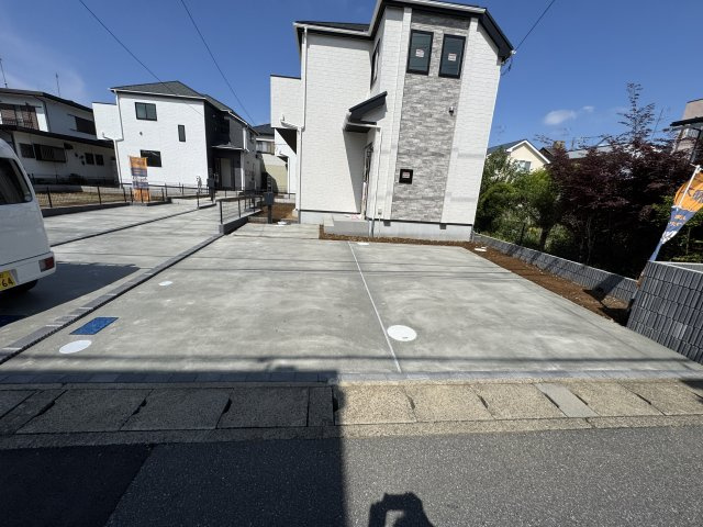 松戸市松飛台新築戸建【松飛台第二小学校：7分】の駐車場|B号棟駐車スペース・並列２台駐車可