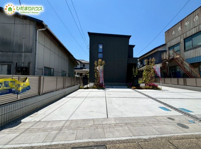 東松山市松山町　新築一戸建て　01の駐車場|並列2台駐車可能！
駐車が苦手な方も安心ですね✧